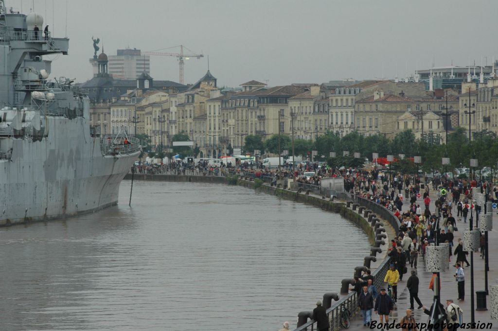 La foule manifeste soit son émotion soit sa joie de le voir quitter Bordeaux.