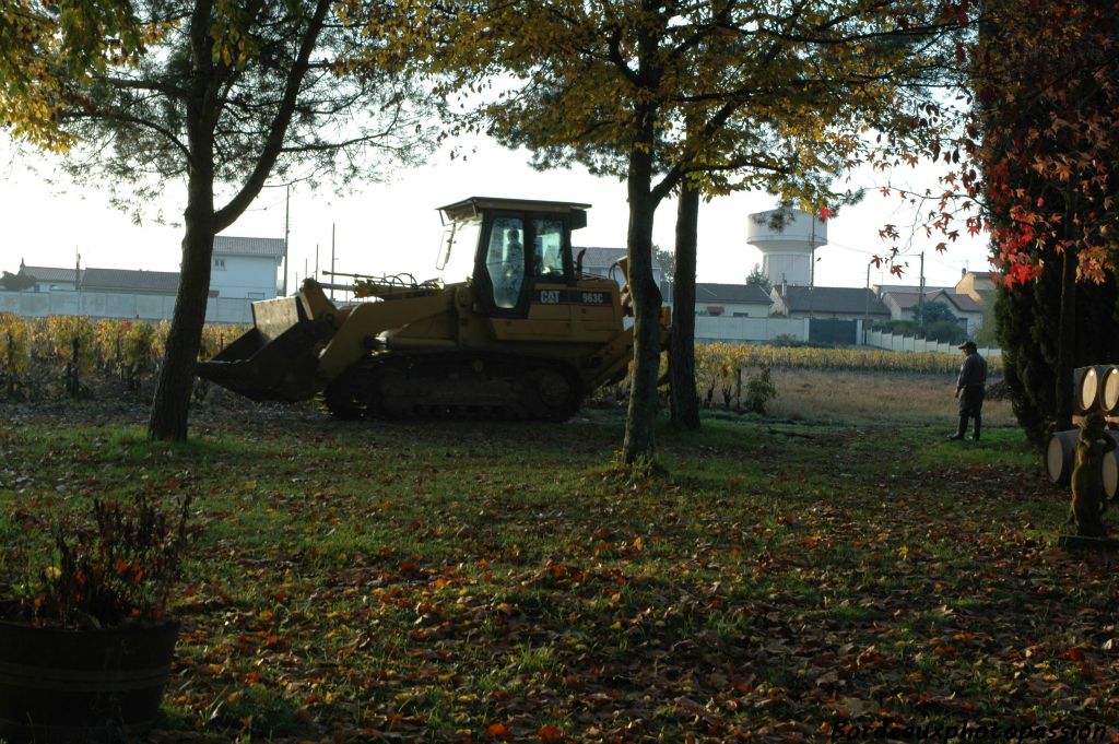 Sur cette parcelle, il s'agit de préparer le sol afin de replanter la vigne récemment arrachée. Il faut employer les gros moyens...