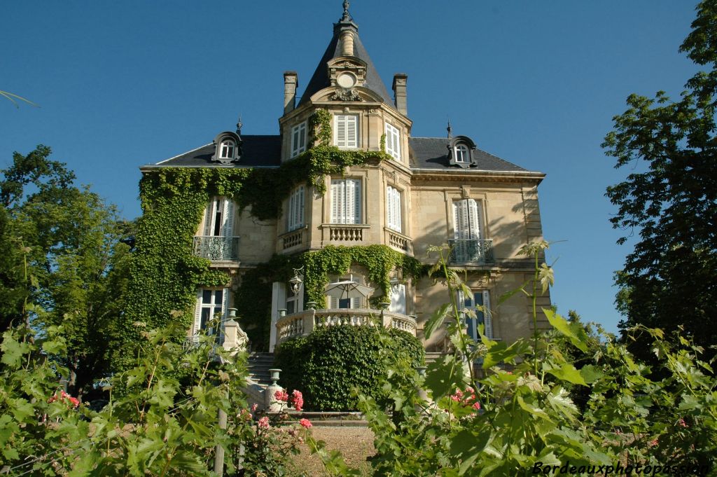 En 1840, un négociant bordelais, Léon Colin,  achète le domaine. C'est lui qui fit construire ce magnifique château.