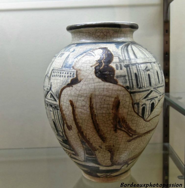 La femme est un des principaux motifs de ses vases. madd-Bordeaux