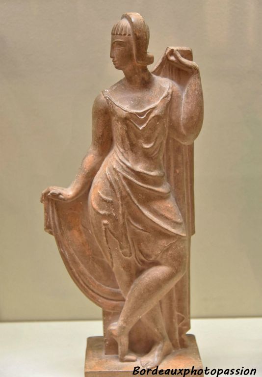 Statuette femme drapée 1920-1930 terre cuite madd-Bordeaux