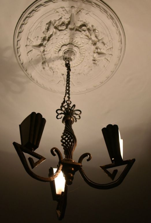 Les suspensions avec verre translucide cachant l’ampoule sont souvent décorées de fleurs stylisées.