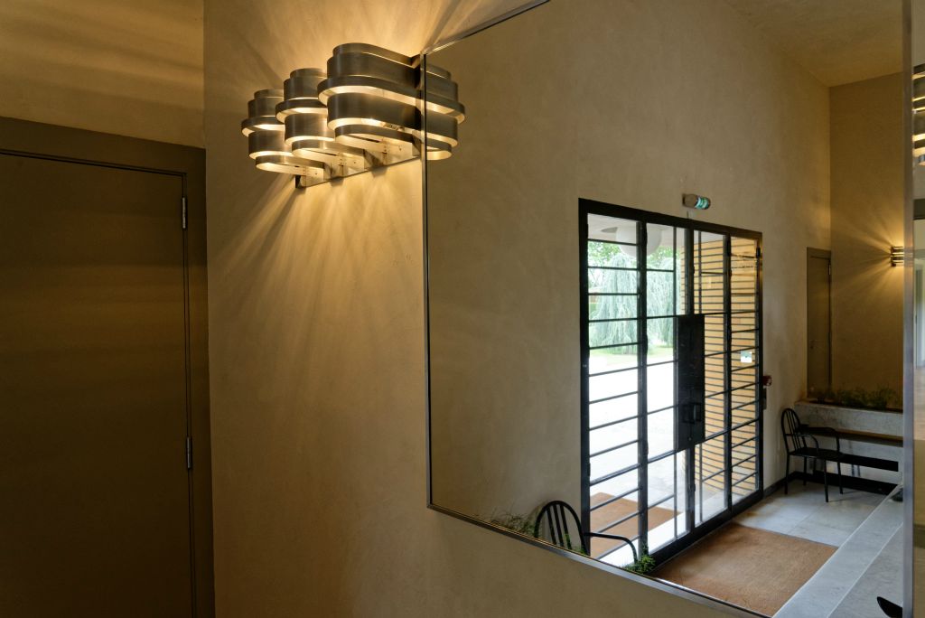 À l’intérieur de la villa Cavrois à Croix (59), œuvre de l’architecte Robert Mallet-Stevens, des appliques modernistes de Jacques Le Chevalier diffusent une lumière douce.