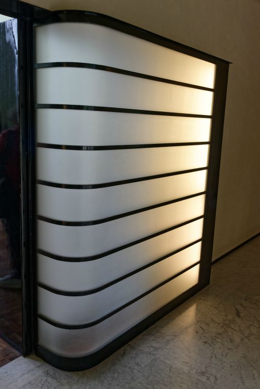 Une boîte à lumière près de la porte d’entrée. C’est l’œuvre de l’ingénieur électricien André Salomon spécialiste de l’éclairage encastré dans les plafonds comme montré dans l’exemple ci-après