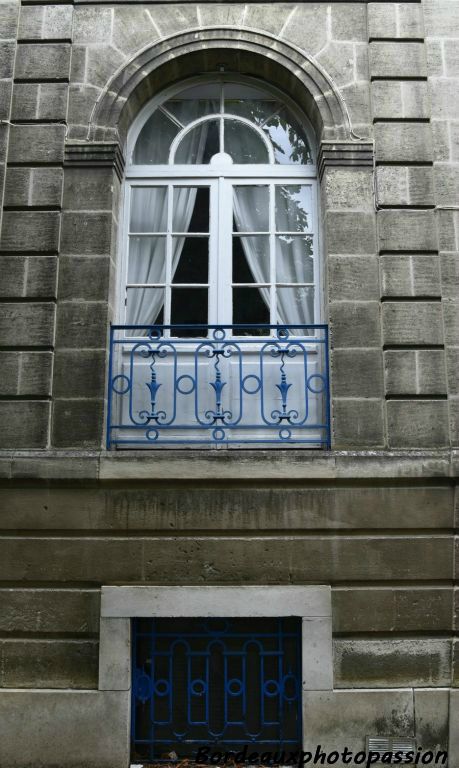 Fenêtre très élégante avec son petit bois qui se poursuit dans l’imposte supérieure. Ces fenêtres ouvragées demandaient du travail aux menuisiers mais quel beau résultat.