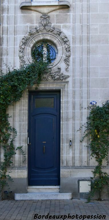La porte d'entrée est  bien en évidence. Élégance de ce style encore par une discrète mouluration géométrique et des décors courbes végétaux.