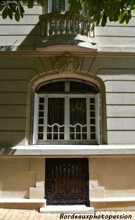 La fenêtre devient ainsi un élément important de la décoration générale de la façade. L’éclectisme s'est affiné pour arriver ici à une remarquable élégance esthétique.