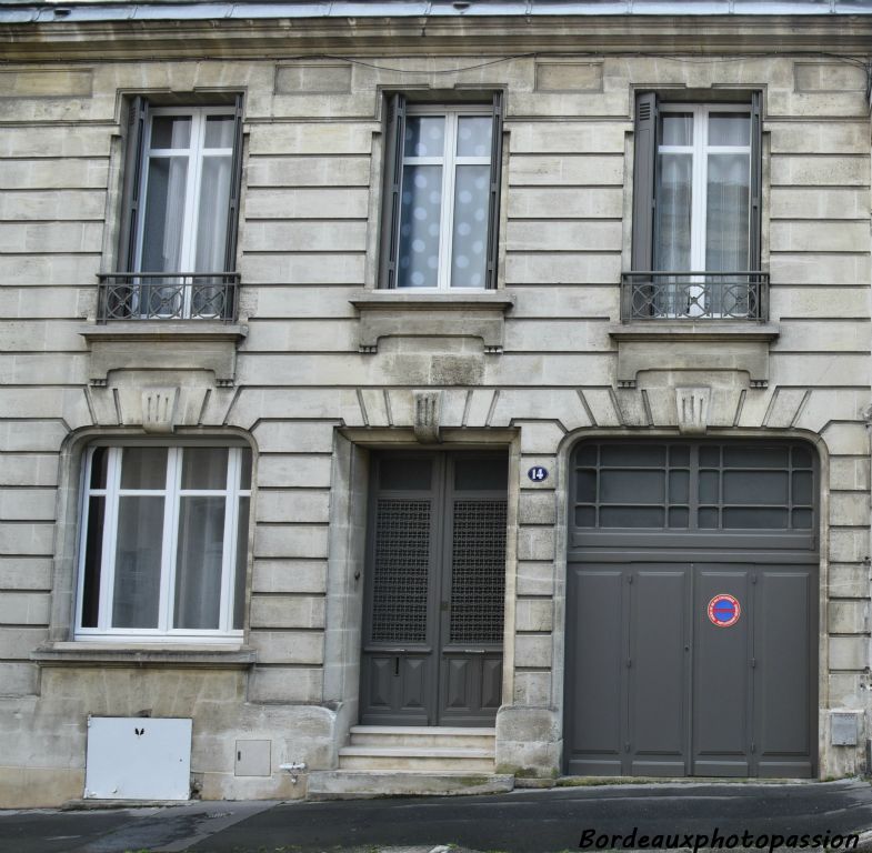 Dans une rue essentiellement  Art Déco, la façade de cette maison est soulignée de refends du rez-de-chaussée à l'étage.