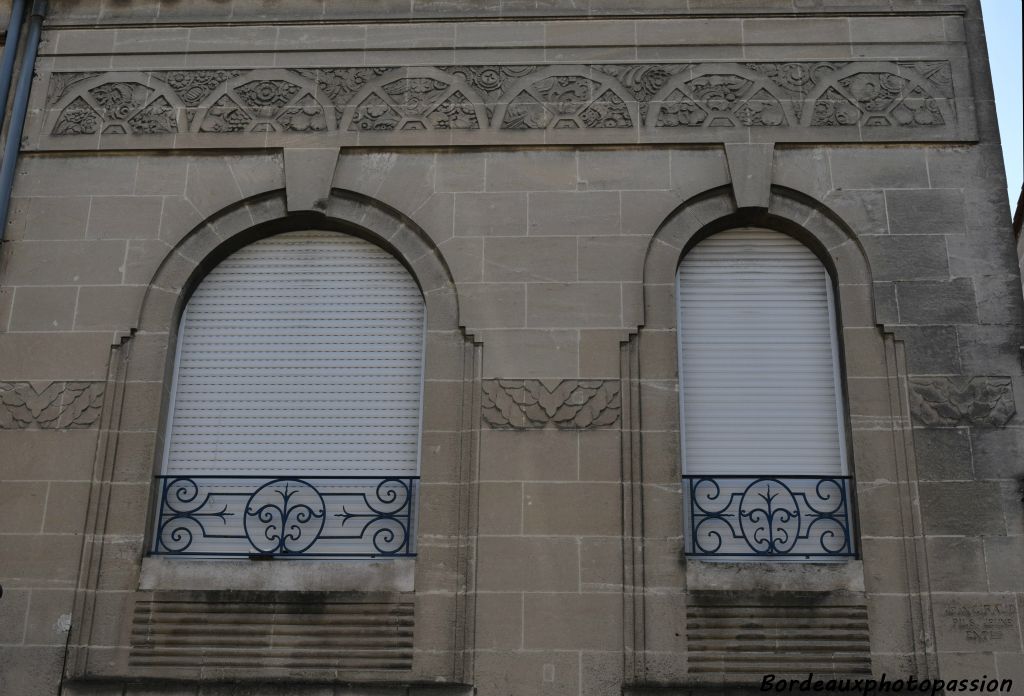 Décor Art Déco original au 1er étage avec encadrement des fenêtres et  frise supérieure.