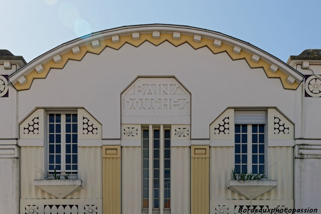 Le style Art Déco se voit à travers les pans coupés des ouvertures et le fronton arrondi sur lequel se lit la fonction du bâtiment.