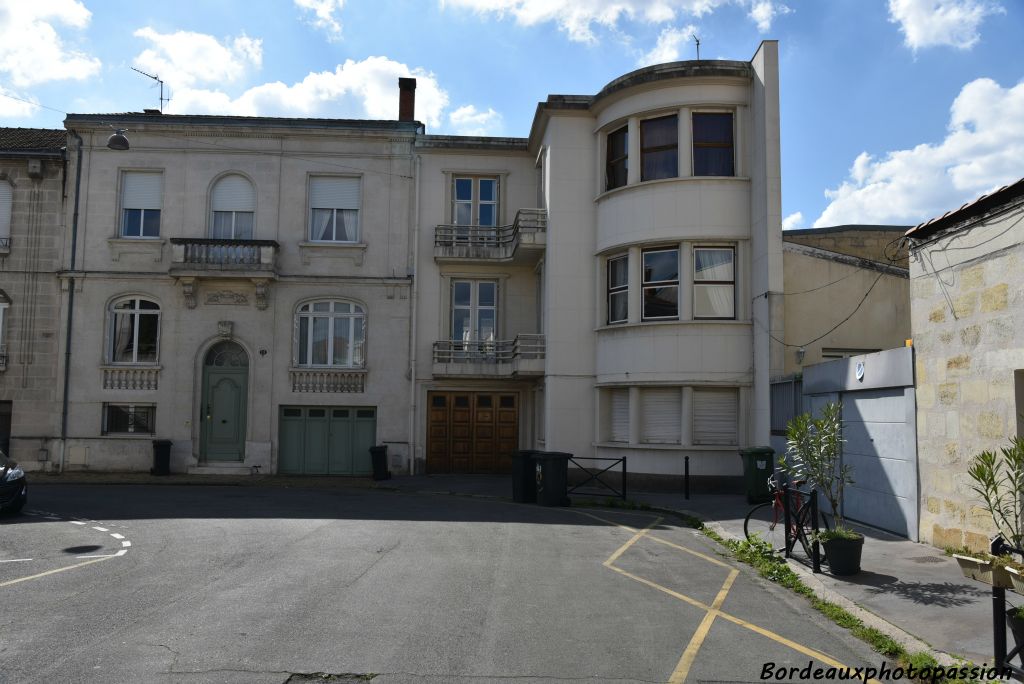 Tout au bout de la rue du commandant Charcot, ici sur la droite,  se distingue un bâtiment de style "paquebot" construit à la même époque.