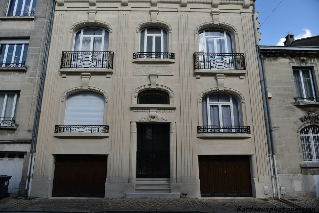 Une des plus prestigieuses maisons de la rue du commandant Charcot. 4 pseudo-pilastres rainurés découpent la façade en trois travées avec une symétrie pourtant boudée par l'Art Déco.