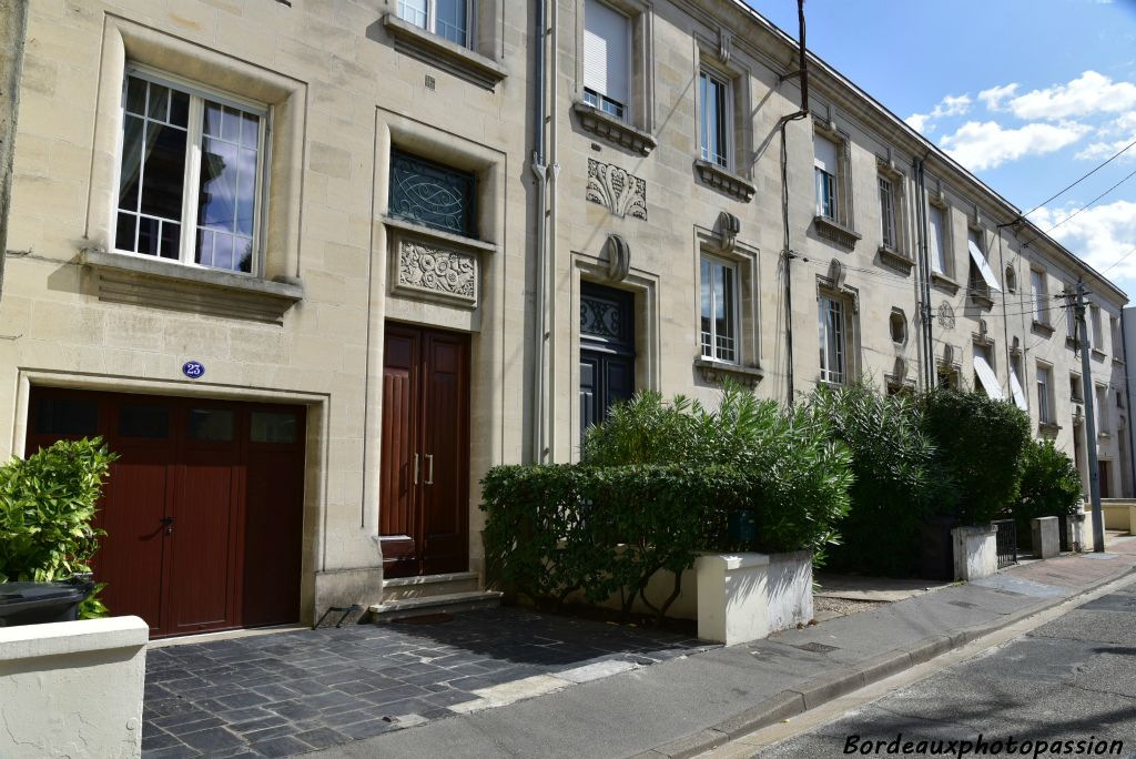Rue Raymond-Bordier, une dizaine de maisons quasi identiques ont été construites par l'entrepreneur J. Paraire. 
