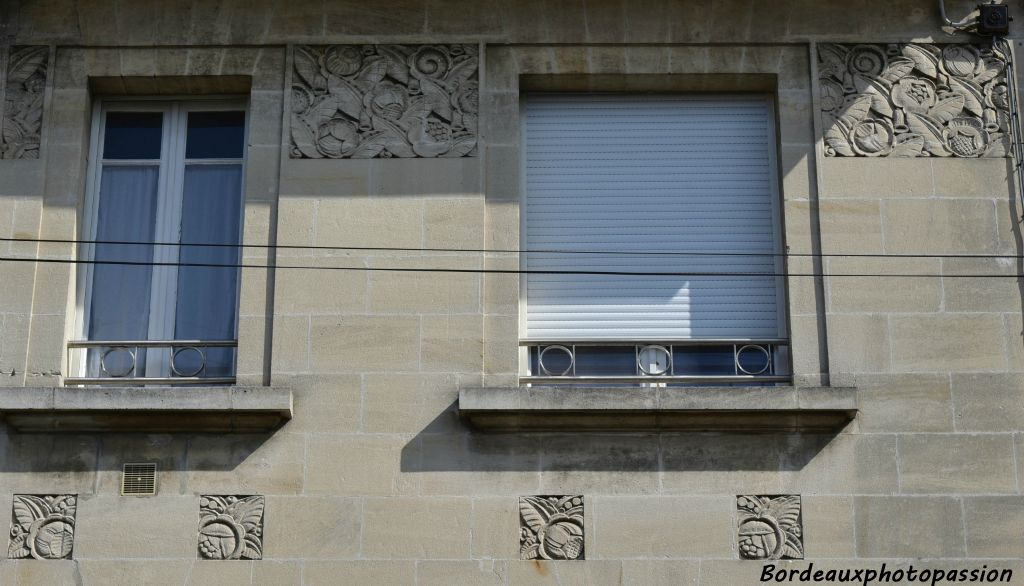 La rose stylisée, symbole de l'Art déco est très présente sur cette façade.