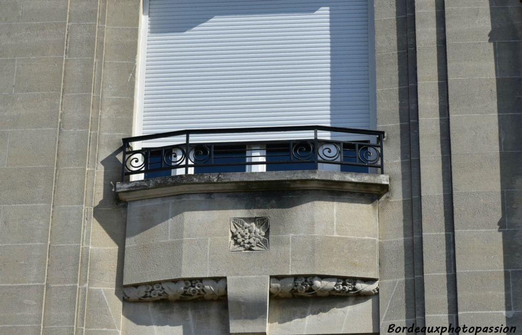 Fenêtre plus moderne juste à côté. Ferronnerie Art Déco, pseudo-balcon à pans coupés et décoration à la fois en creux et saillante.