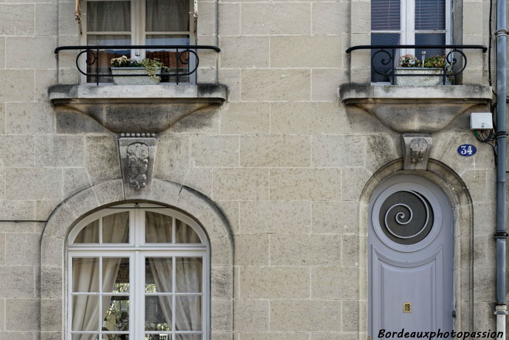 Balcons avec corbeille simple et clés de voûte décorées