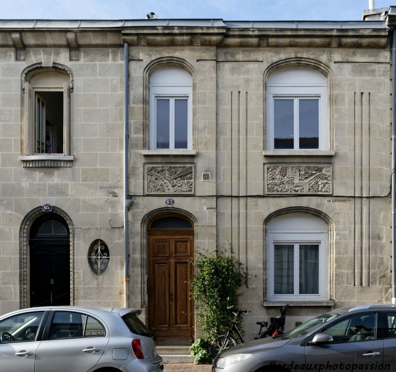 Roger Martin a construit 4 maisons dans la rue Mirassou toujours dans un style sobre et économique. Seuls quelques panneaux décoratifs ornent parfois ses façades.