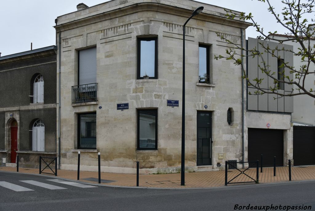 Maison à l'angle des rues du Grand Maurian et Laurent Sens. Décoration simpliste et angle de façade arrondi.