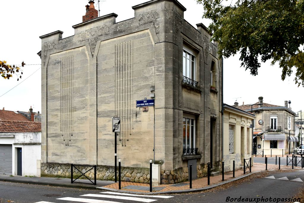 À l'angle des rues  Émile Gentil et JPM Bourron, ce bâtiment élancé se termine par un fronton crénelé et décoré. Sur la façade à gauche, des cannelures et de pseudo-pilastres allongent le bâtiment.
