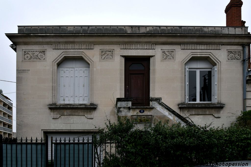Tout au bout de la rue de l'église Saint-Augustin, cette maison construite par H. Darchand possède un garage et un escalier extérieur sans perron.