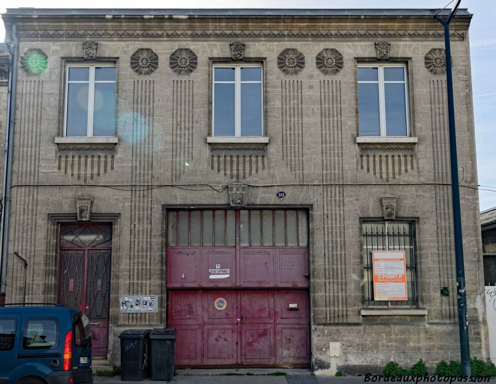 311 cours de la Somme (1920) Le propriétaire a fait  reconstruire la façade de son usine de matériel d'équipement industriel. L'atelier était situé au rez-de-chaussée et les bureaux à l'étage.