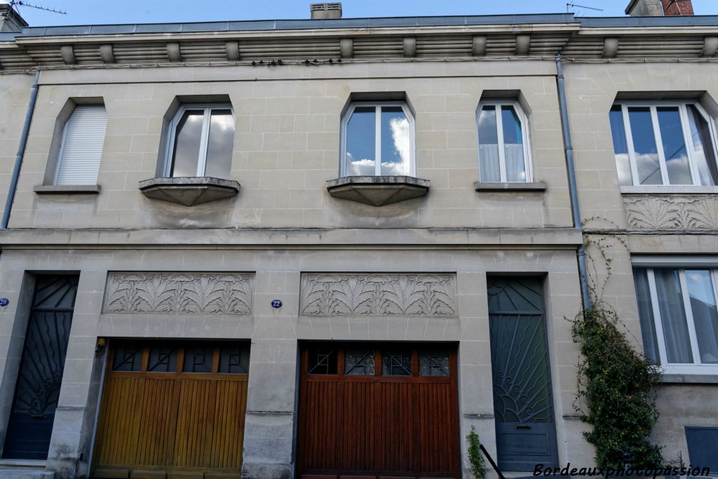 20 et 22 rue Pascal Mothes (1931) Géo Contan architecte et Pincçon et fils entrepreneurs. Deux maisons jumelées avec  à l'étage des baies  à pans coupés.