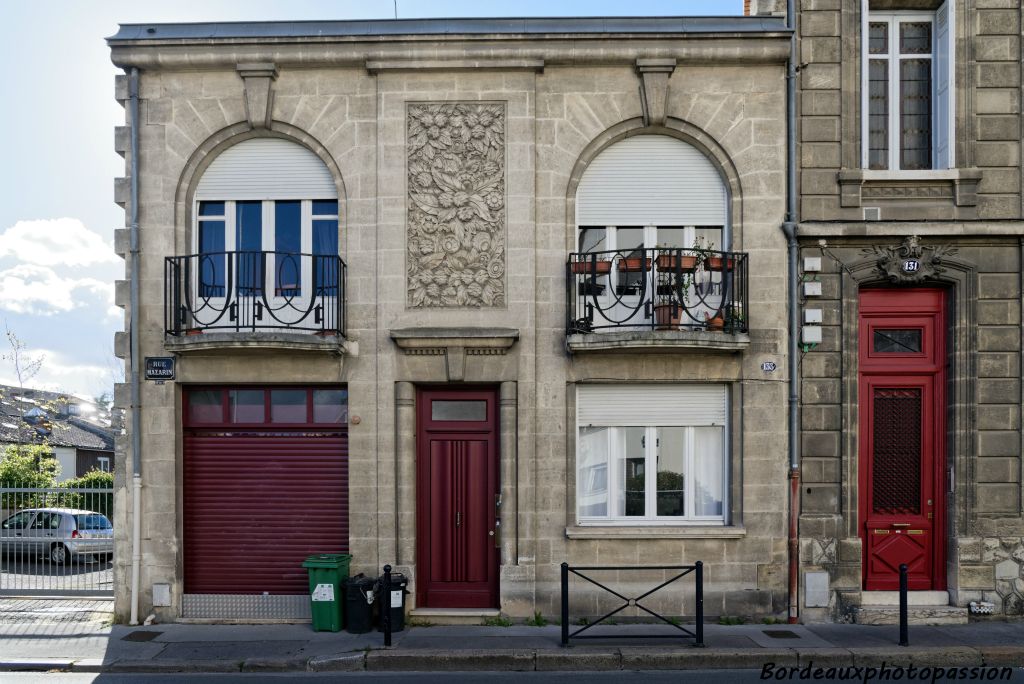 Au 133 rue Mazarin, cette maison a été construite en 1930 par l'architecte A. R. Téoule, J. Giraud entrepreneur.