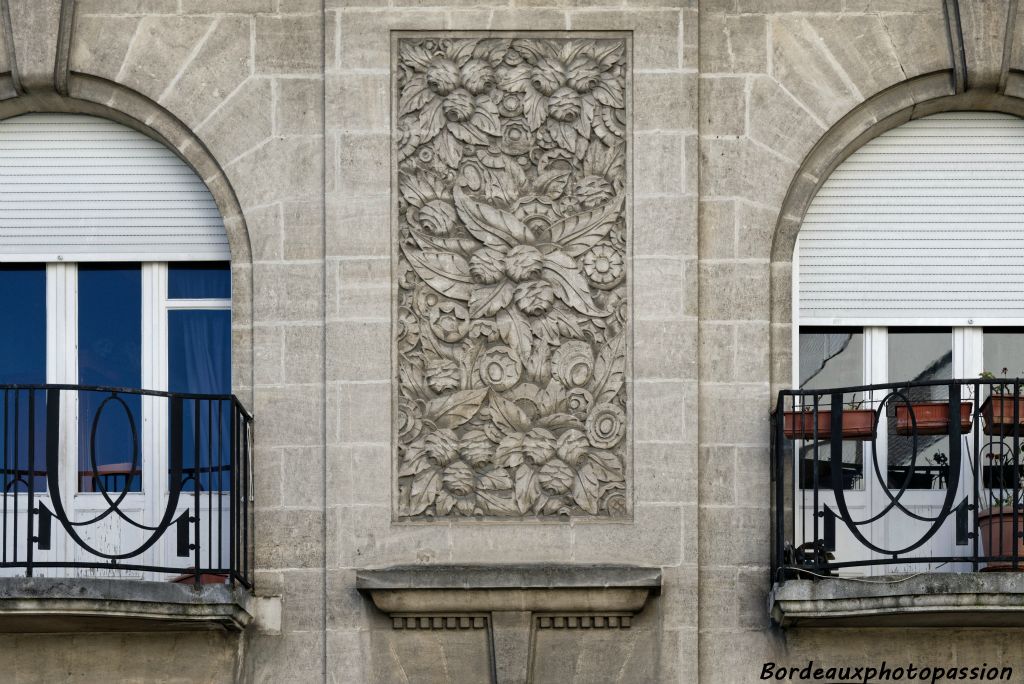 Un immense bas-relief de fleurs stylisées renforce la décoration de cette façade.