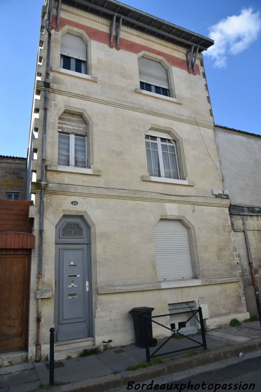 Au 15 de la rue Mazain, Henri Gaugeacq a construit en 1930 cet immeuble de 2 étages avec une façade presque nue. On retrouve la même maison au 14 rue Saint-Genès.