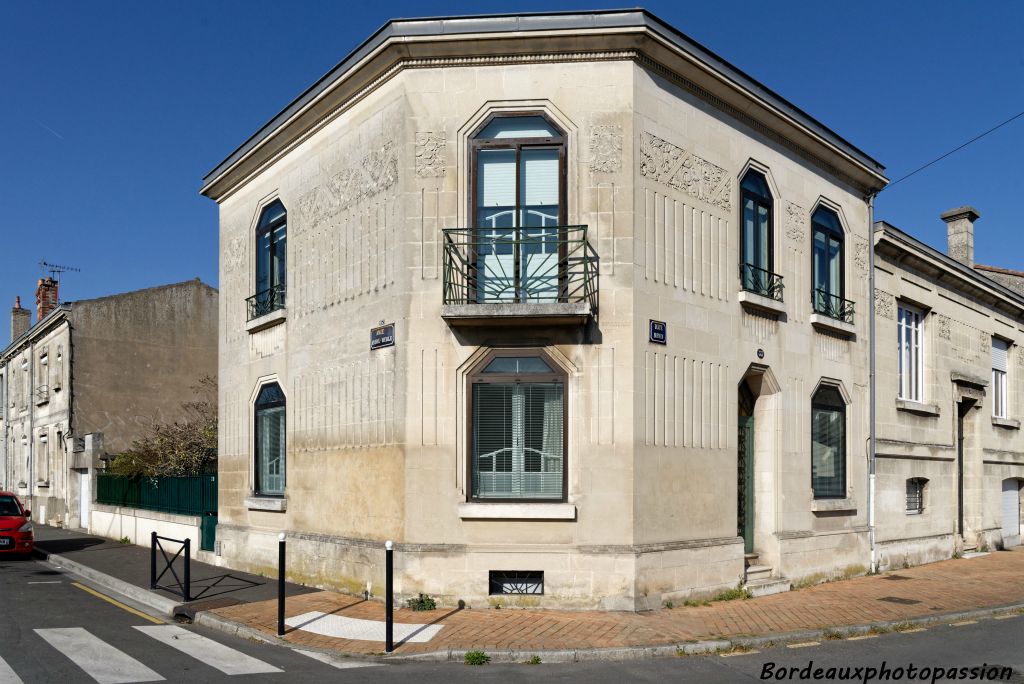 À l'angle de la rue André-Hible et de la rue Brun, l'entrepreneur P. Bonnecaze a constrruit en 1936 cet immeuble avec un traitement d'angle Art Déco et  symétrie.