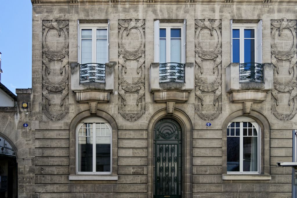 Au n°3 de la rue Duluc, l'architecte  Raoul Perrier a construit une maison avec une façade Art Déco originale.