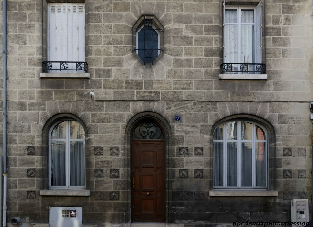 Au N°9 de la même rue Duluc, Raoul Perrier a réalisé une façade plus simple.