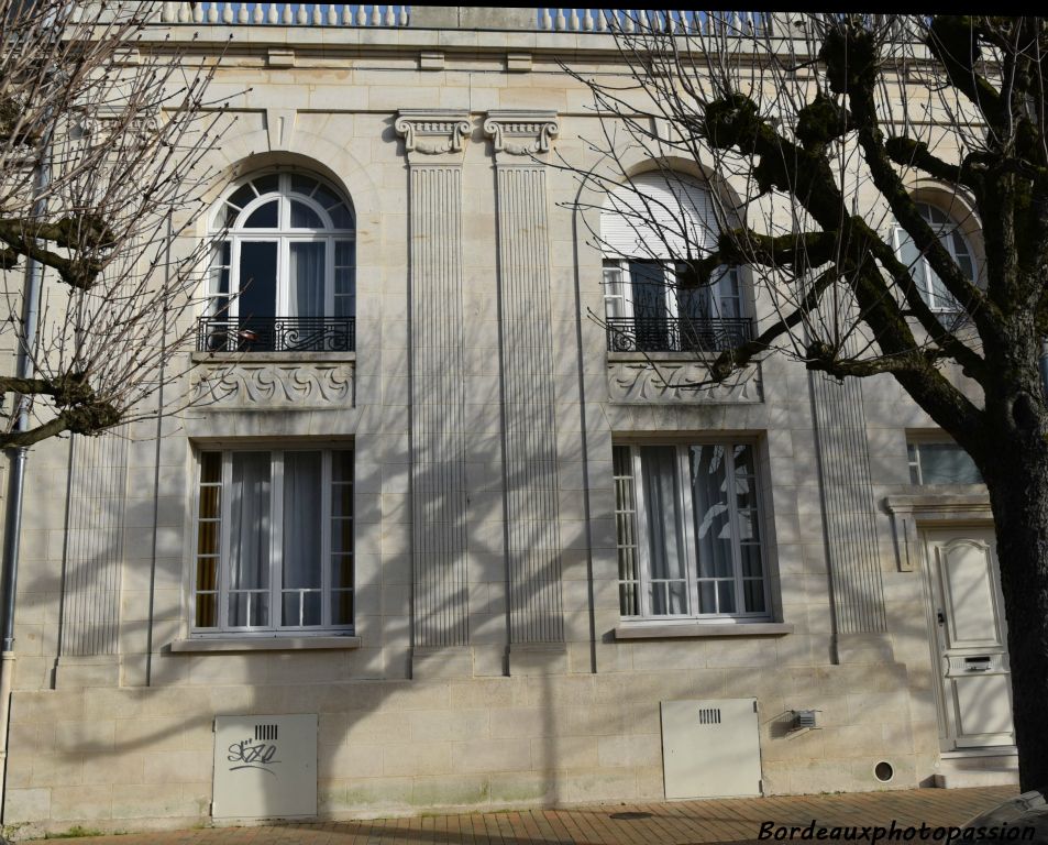 Construite en 1930 par les architectes Freylon et Dulucq, cette facade noble hésite entre deux styles : autant d’éléments XVIIIe   comme la balustrade, que d'éléments Art Déco.
