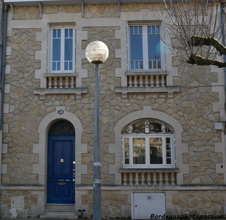 Construite en 1929 pour l'architecte Robert Hüe, cette une maison en pierre meulière, de style 1910, la seule dans le quartier.