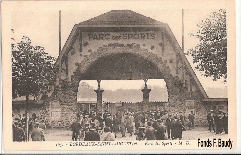 Malgré la foule souvent présente sur les gradins du stade, de grosses difficultés financières amèneront la société du Parc des Sports à déposer le bilan en 1930. En avril 1931, la ville de Bordeaux l'achètera et le nommera "stade municipal".