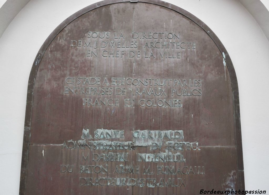 D'Wells oublia  de graver le nom de Jourde, père du stade, sur la plaque commémorative en bronze. 