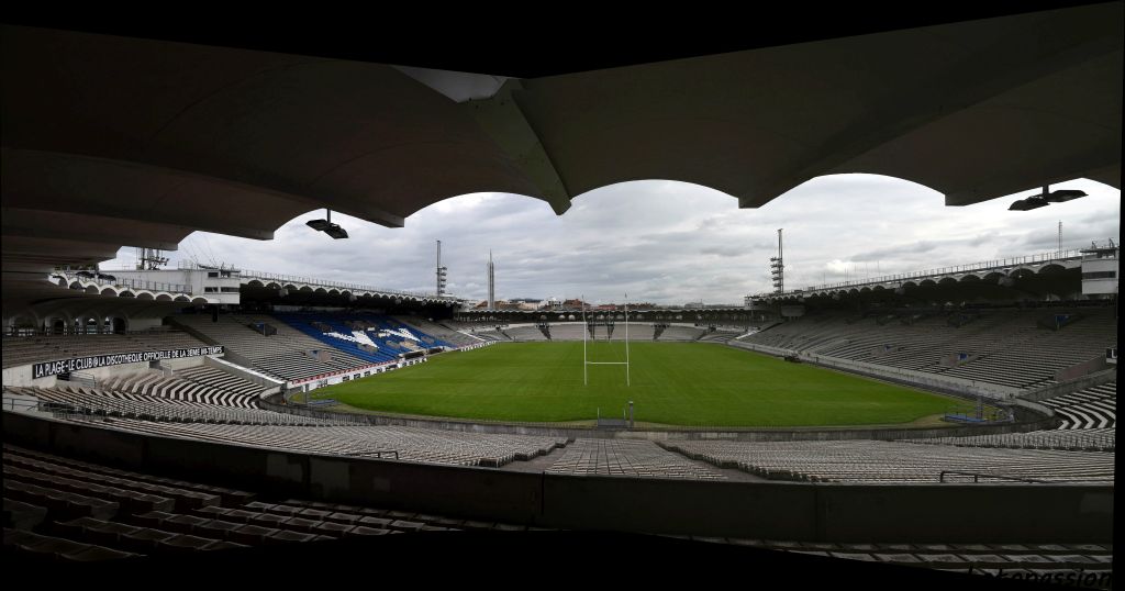 La rénovation des virages en 1986 par l'architecte Guy Dupuis n'a pas modifié l'esthétique du stade. Le stade est passé alors de 24 000  à 40 000 places grâce aux deux virages créés de 12 500 places.