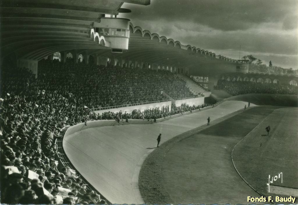 Les tribunes sont bien garnies, ce qui montre la popularité du cyclisme à l'époque. Une piste cendrée d'athlétisme permettait aussi d'assister à de nombreuses compétitions.