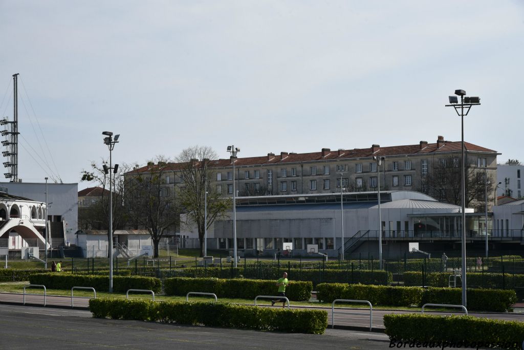 Juste au pied de la cité ouvrière du parc des sports, un bâtiment de presse reconverti en salle de sports date de la rénovation du stade en 1998 à l'occasion de la coupe du monde de football.