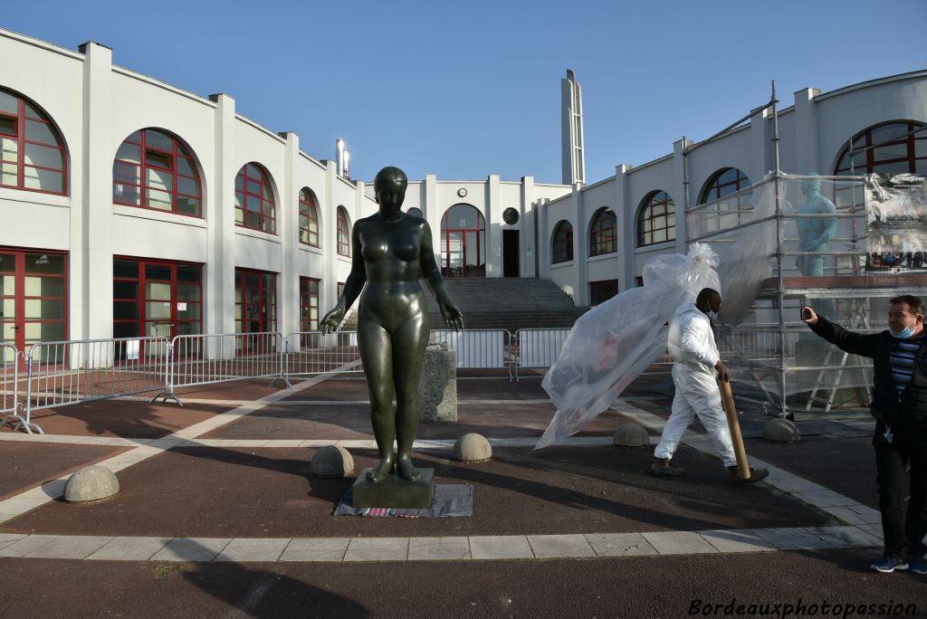 Enfin à l'air libre, "Figure de femme", l'œuvre du sculpteur Marcel Damboise peut être admirée à volonté.