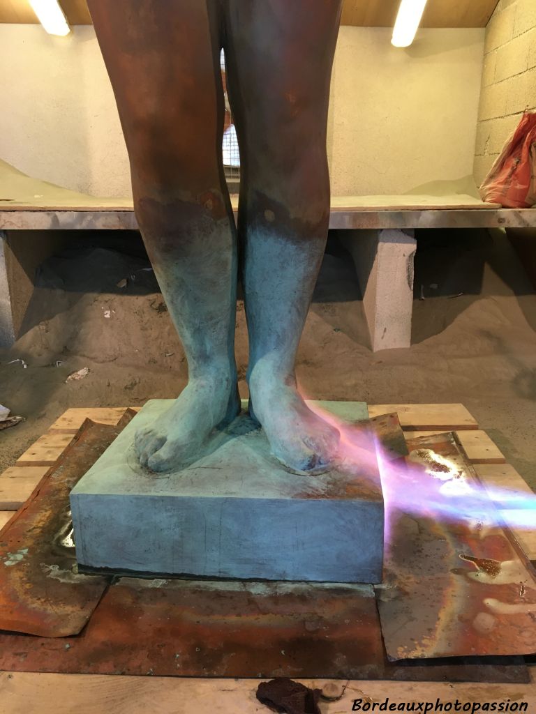 Il faut chauffer la statue avant de passer le nitrate de cuivre. © Socra