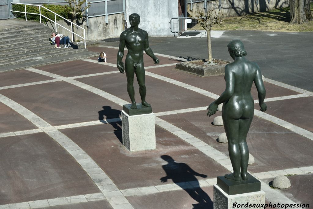 7 avril 2021, 17 mois après la double fracture de "Figure de femme", les deux statues rénovées se retrouvent enfin.
