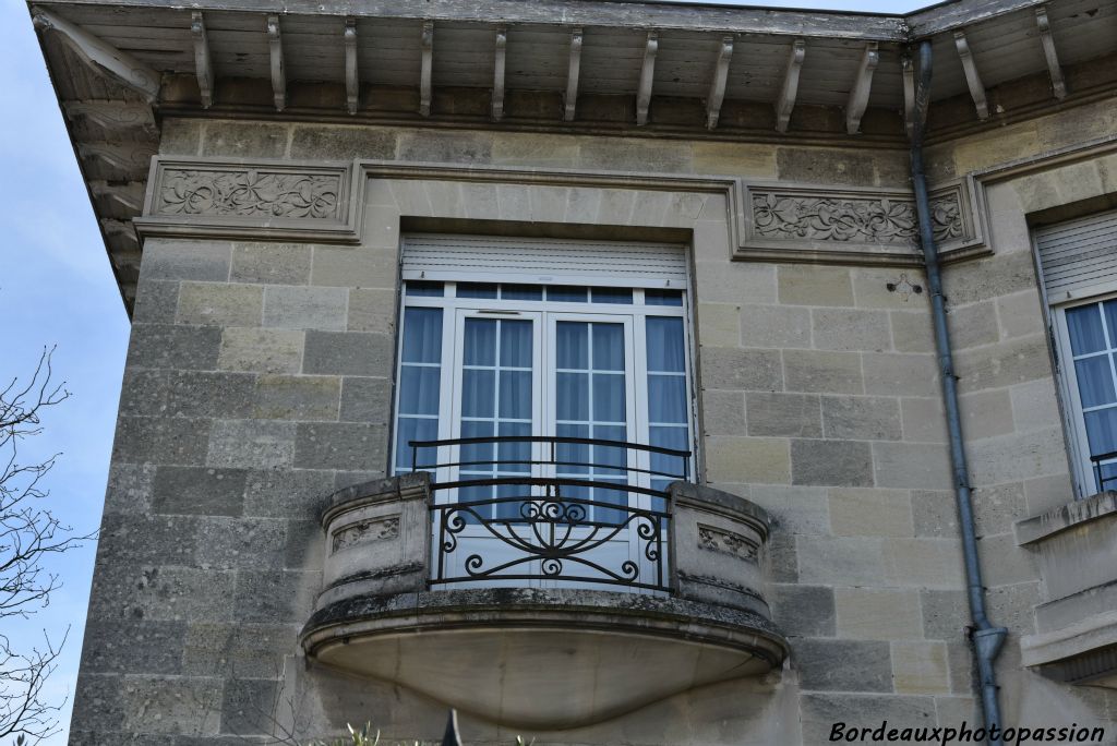 Toit à débord « arcachonnais ». La ferronnerie est emblématique de l’Art Déco. Le petit bois des fenêtres participe à l’effet décoratif général.