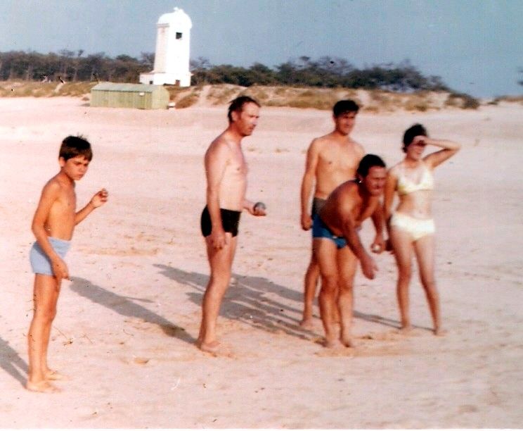 En 1974, les piscines (défenses articielles) sont déjà recouvertes de sable. Le phénomène d'accrétion (apport de sable) est déjà commencé. (Merci à Laurent Mazeau)