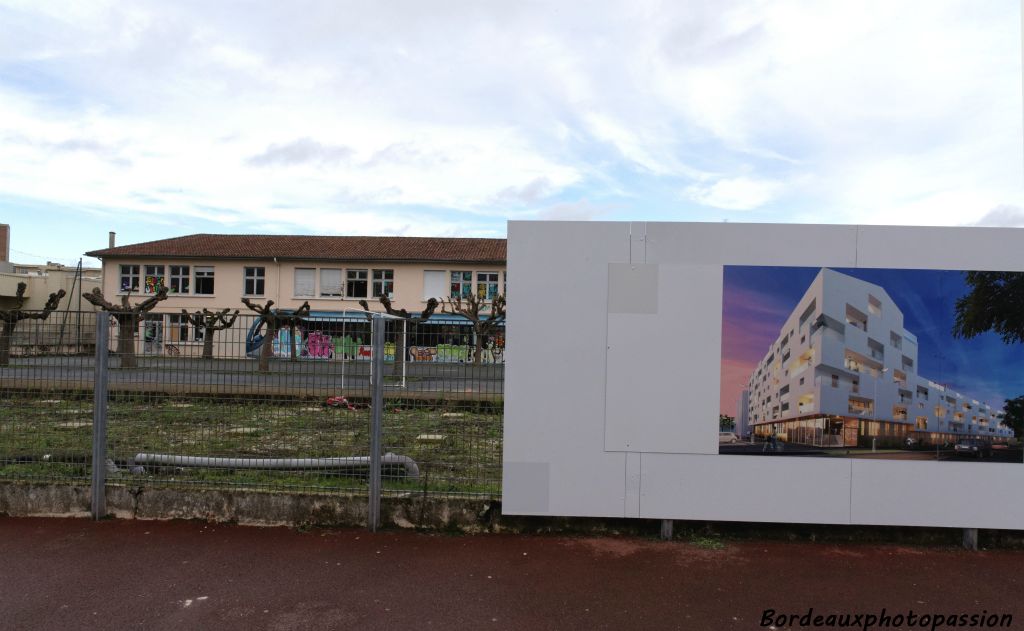 Vous êtes à Talence, l'ancienne école Georges Lasserre va bientôt céder la place au futur projet de l' atelier d'architecture King Kong et d' Aqprim : la résidence Pür.