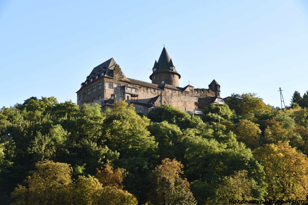 Le château de Stahleck, construit au 11e siècle fut reconstruit qu'au 20e et surplombe le village de Bacharach. 