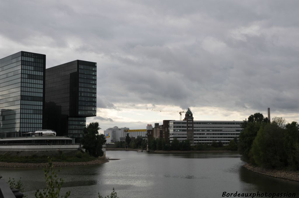 La rivière Düssel avec ses quatre bras se jette dans le Rhin à Düsseldorf qui veut dire littéralement "village Düssel".