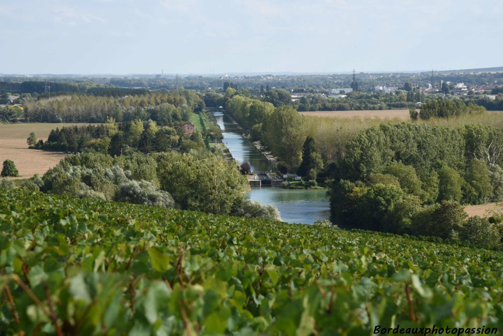 Vue sur le canal Champagne-Bourgogne.