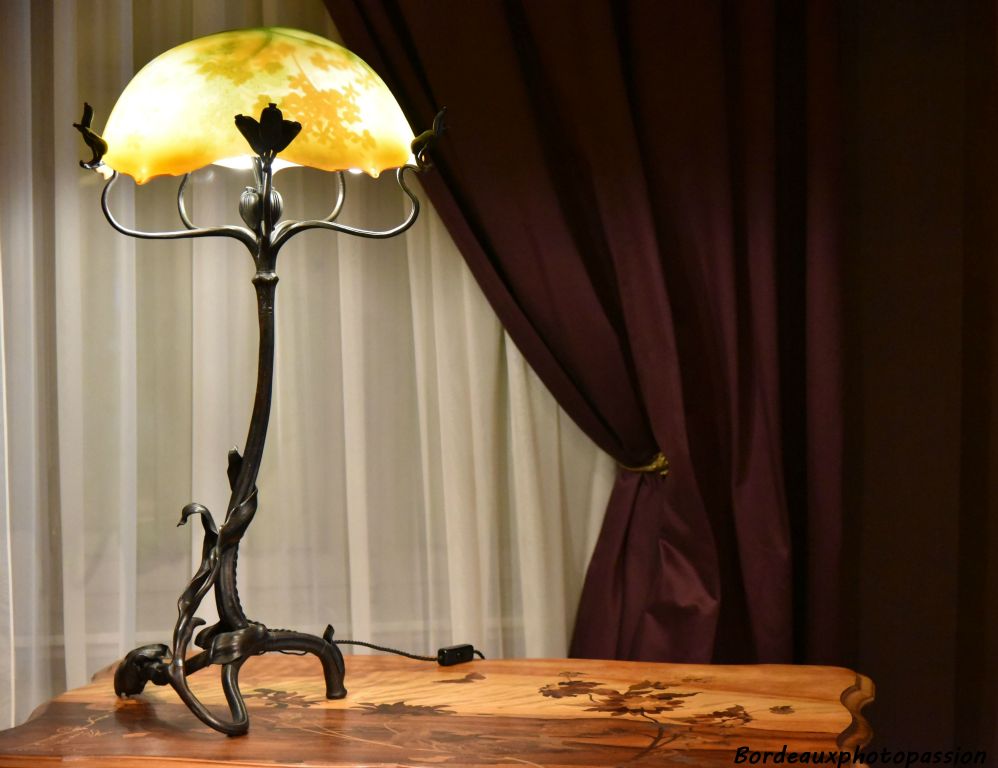 Émile Gallé, lampe Ombelle posée sur la "table aux pavots". Marqueterie à décor de dahlias et papillons (1896).
