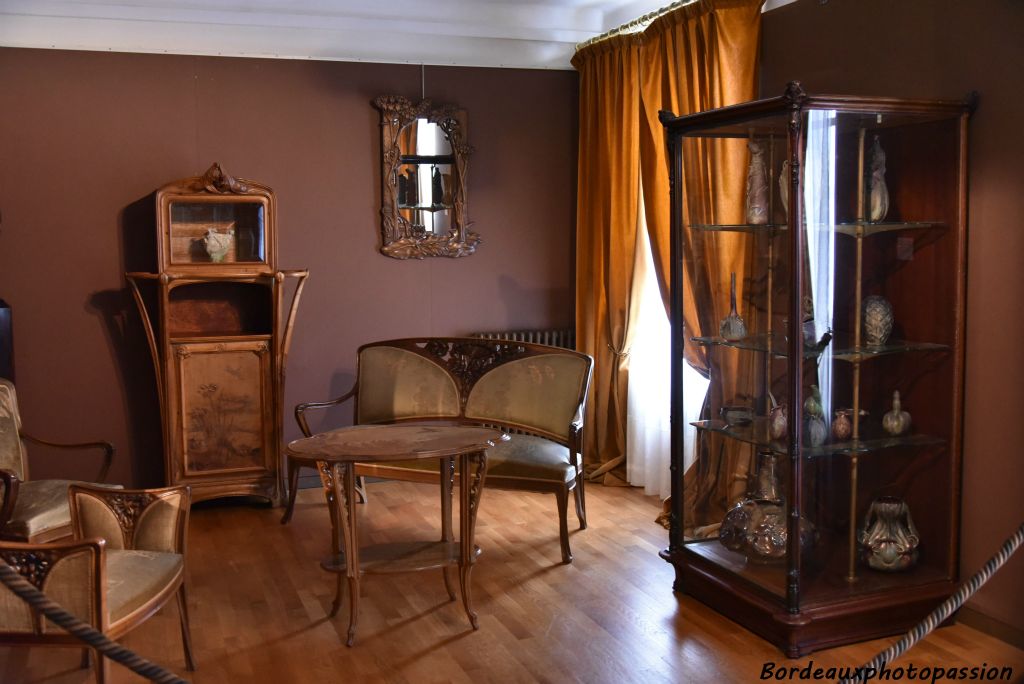 Au fond contre le mur, Gauthier-Poinsignon, meuble-vitrine avec panneau de cuir d'Edmond Lombard.
